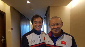 박항서 감독 “119분 잘 뛰고 1분 못버틴 아이들…얼마나 괴로웠을까”