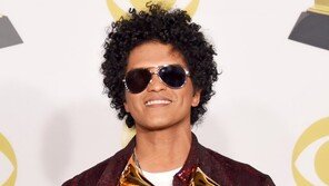 美 흔든 ‘24K 매직’…그래미 7관왕 매직