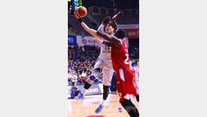 DB 이끄는 ‘헌신의 아이콘’ 윤호영