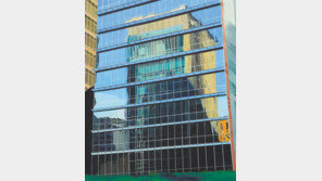 빌딩 통유리에 비친 타인의 삶