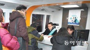 “최저임금 상담” 버스 몰고 간 정부…일자리안정자금 신청 저조에 고육책 