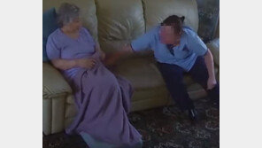 70대 치매 노인 괴롭히는 간병인, ‘몰카’에 딱 걸렸다