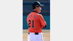 [베이스볼 피플] “영구결번 달고 돌아오세요” 송진우 코치에게 21번이란?