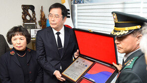 임신아내 두고 6·25참전… 68년만에 아들품으로