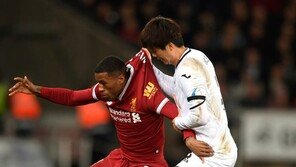 ‘EPL 154경기 출전’ 기성용, 박지성과 타이 기록…“경기마다 새 역사 쓰는 중” 