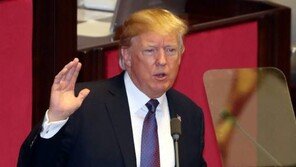 트럼프의 새로운 유럽 친구 마크롱…두 정상의 브로맨스 