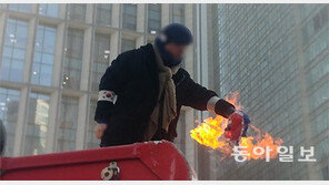 보수단체 중심 ‘북한 찢기’ 퍼포먼스 확산