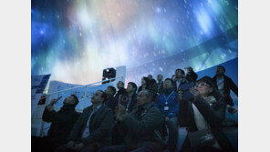 ‘ICT 이글루’ 찾은 외국인… “오로라 VR 놀라워요”