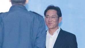 [동아포토]353일 만에 석방…미소 짓는 삼성 이재용 부회장