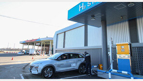 옆차 질주해오자 알아서 ‘양보 운전’