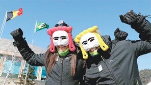 하회탈… 손가락 하트… 벨기에-브라질 등 선수촌 입촌식