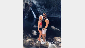 “몸매, 실화냐?”…브리트니 스피어스, 12세 연하남과 밀착샷 ‘부럽’