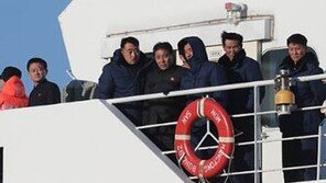 北 만경봉 92호 묵호항 입항…보수단체 “너희 나라로 돌아가라”시위