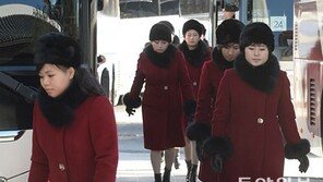 북한 응원단, ‘붉은색 코트’ 착용, 그런 의미가?