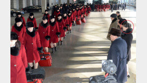 與 “김여정, 김정은 메신저 기대” vs 한국 “3대 세습왕조에 머리 조아릴 건가”