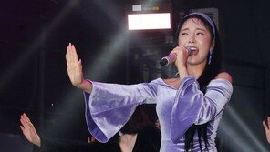 [동아포토]홍진영, 베일 벗은 ‘잘가라’ 무대