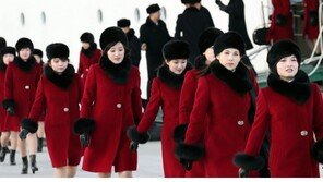 [퇴근길 한 컷]검은 털모자에 붉은 색 코트…논란 속의 北여성들