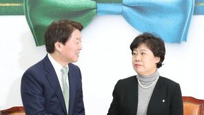 [청계천 옆 사진관] 싸움도 정치다?안철수와 악수하는 조배숙 표정이…