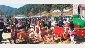 봉화군 분천역 ‘산타마을’에 관광객들 북적