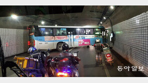 남산1호터널서 광역버스 사고…벽 사이에 낀 차량 밀어낸 시민들
