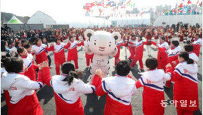 북한 응원단, 입촌식 특별공연…국가 연주에 눈물 ‘글썽’