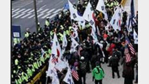 북한 예술단 공연장 앞서 “우리민족끼리”vs“북한으로 가라” 일촉즉발