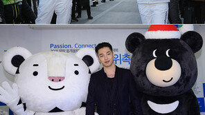 응원가 부르고 안내 마이크 잡고…함께 뛰는 스타들