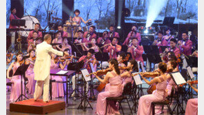 정치색 빼고 한국노래 11곡… 걸그룹 연상 율동에 관객 환호