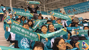 여자아이스하키의 ‘키다리 아저씨’ 손가락 에너지 응원단