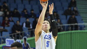 이정현 맹활약 KCC 3연승으로 선두 DB 맹추격