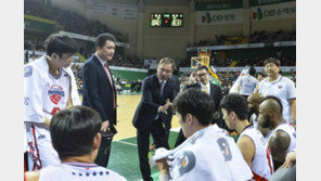 위기 극복 3연승 이끈 현대모비스 유재학 감독 