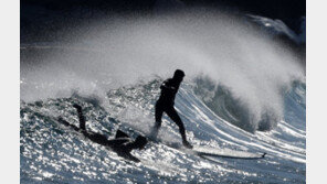 [청계천 옆 사진관]겨울 파도를 즐기는 사람들, 윈터서퍼(Winter Surfer)