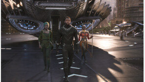 부산 자갈치시장 누비는 마블의 ‘흑인 슈퍼히어로’