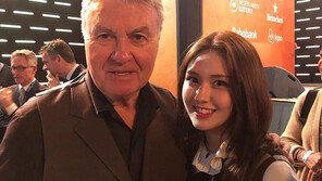 [#해시태그 컷] 전소미, 히딩크 전 감독과 찰칵