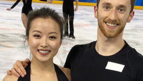 ‘의상 사고’ 민유라 “개인전엔 아예 바늘로 꿰매어 입고 나올 것”