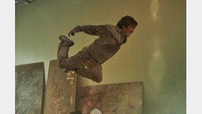 ‘정공법’ 비껴간 연상호 감독, 넷플릭스 통해 ‘2라운드’