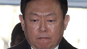 ‘경영비리’도 피했는데… 신동빈, ‘뇌물’에 발목 잡혀 철창行…징역 2년6개월