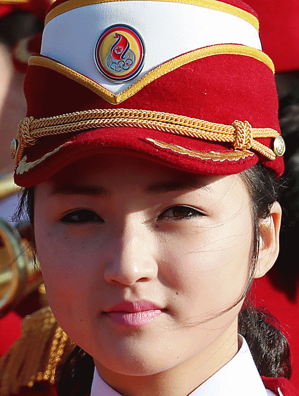 북한 응원단의 붉은 미소…오죽헌서 고적대 ‘깜짝 공연’
