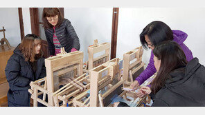 “면직물 직조기 체험 신기해요”