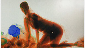 ‘짐 검사’ 보안 검색 컨베이어 올라 타 통과한 여성…왜 그랬냐고?