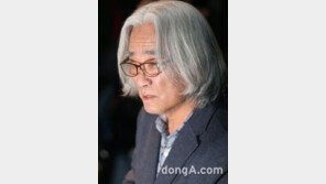 이윤택 “단원들 항의 때 그러지 않겠다 약속 …못 지켜 큰 죄 지었다”