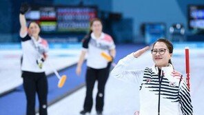 韓 여자 컬링, 4강 진출에 팬들 ‘환호’…“안경선배 4점 스틸 때 소오름”
