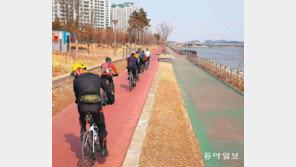 봄바람 맞고 자전거 타는 사람들