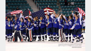 ‘20년만의 금메달’ 미국 여 아이스하키, 캐나다 꺾고 왕좌 등극