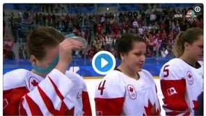 은메달 목에 걸리자마자 벗어버린 캐나다 하키선수…시청자 ‘분노’