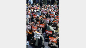 “연극계 무너지면 무명배우 갈곳없어” 관객들 소극장 줄서고 응원 집회