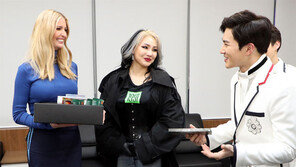 엑소 만난 이방카 “우리 애들이 팬… 믿어지지 않아”