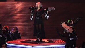 씨엘, 평창올림픽 폐막식 무대에…“멋졌다” VS “선곡 문제”