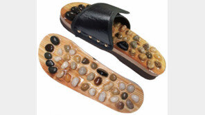 [스마트 컨슈머]신는 것만으로도 자갈밭을 걷는 지압효과 누린다