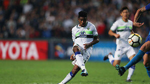 아드리아노 vs 데얀 vs 말컹 득점왕 3파전 구도